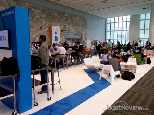 IDF 2014: Day 1 - Merasakan Langsung Hal Baru dari Sang Raksasa Teknologi 9 Edison, komputer mungil dari Intel, bisa dicoba kemampuannya di booth yang satu ini.