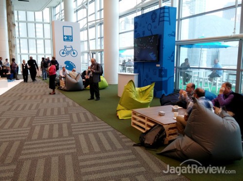 IDF 2014: Day 1 - Merasakan Langsung Hal Baru dari Sang Raksasa Teknologi 12 Ketika beberapa undangan masih bersantai di ruang tunggu yang disediakan Intel..