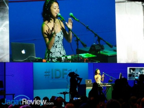 IDF 2014: Day 1 - Merasakan Langsung Hal Baru dari Sang Raksasa Teknologi 13 .. kami sudah masuk ke dalam ruangan keynote speeck dan menikmati acara pembuka..