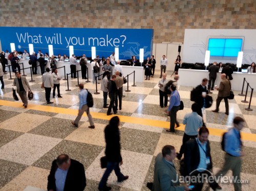 IDF 2014: Day 1 - Merasakan Langsung Hal Baru dari Sang Raksasa Teknologi 3 Counter registrasi mulai dipadati oleh para undangan beberapa jam sebelum sesi keynote speech dimulai.