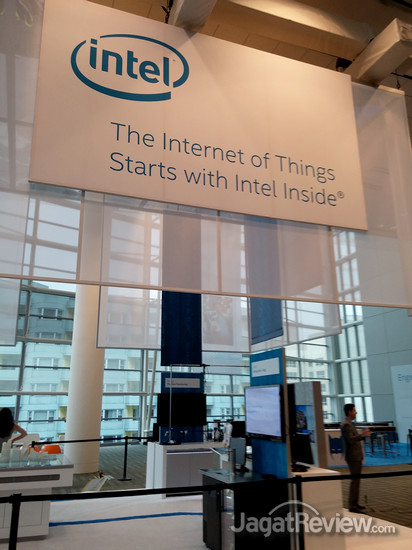 IDF 2014: Day 1 - Merasakan Langsung Hal Baru dari Sang Raksasa Teknologi 5 Intel memproklamasikan diri sebagai pusat dari Internet of Things. Kami cukup penasaran dengan apa yang akan mereka tampilkan sepanjang IDF 2014 ini.