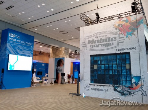 IDF 2014: Day 1 - Merasakan Langsung Hal Baru dari Sang Raksasa Teknologi 6 Booth ini tampaknya akan menampilkan berbagai perangkat mobile inovatif kreasi Intel dan partner mereka.