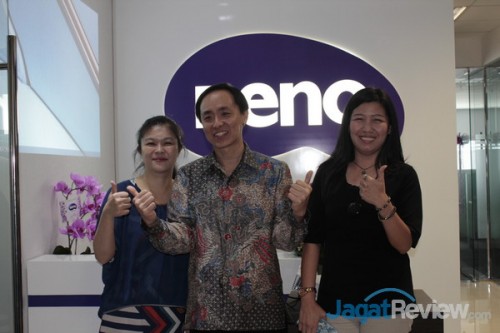 Ms. Chee, Bapak Eko, dan perwakilan dari Galva, distributor BenQ di Indonesia berpose di bagian depan kantor baru BenQ