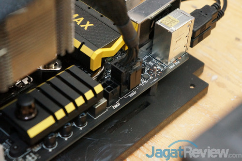 Review MSI Z97 MPOWER MAX AC: Siap untuk Overclock! 3 Jika anda tidak memiliki PSU dengan konektor 8+4 pin, anda bisa memasang hanya konektor 8-pin-nya saja. Hal in iterbukti cukup aman, selama anda tidak melakukan overclocking ekstrim