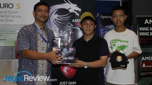 AOCC di Univ. Multimedia Nusantara Telah Berakhir 5 Juara 3, Tim Doa Ibu, bersama dengan perwakilan dari Univ. Multimedia Nusantara.