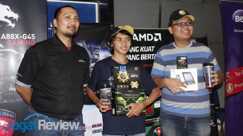 AOCC di Univ. Multimedia Nusantara Telah Berakhir 6 Juara 2, tim UltiOC, sang andalan tuan rumah, bersama Bapak Dedy Irvan dari JagatReview.