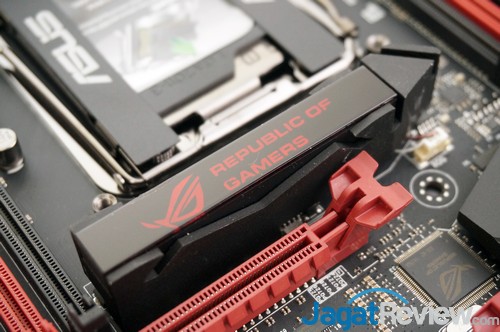 Preview ASUS Rampage V Extreme: Motherboard X99 Logo ROG yang dapat menyala.
