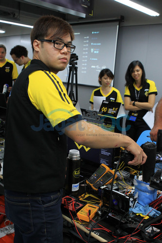 MSI MOA 2014 : Live Report Day 1! 4 bboyjezz sedang memanaskan sistemnya untuk pergantian CPU