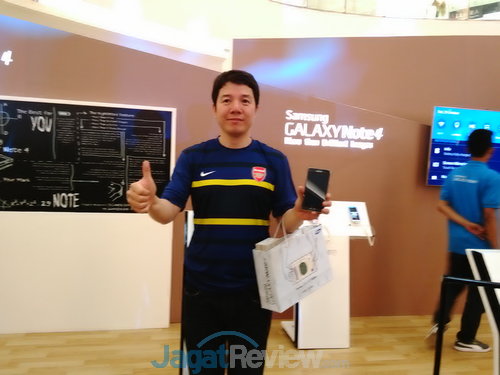 Samsung Gelar Consumer Launch Galaxy Note 4 di Jakarta 2 Pembeli pertama, Bun Tho Min