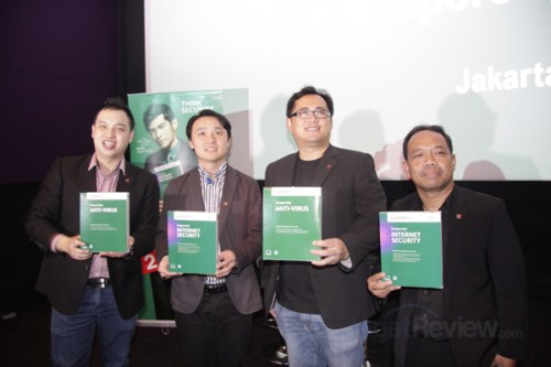  (ki-ka) Jesmond Chang, Corporate Communications Divisions, Kaspersky Lab SEA; Telly Len, Direktur Utama PT Nusantara Utama Technology; Jimmy Fong, Channel Sales Director, Kaspersky Lab SEA; Dony Koesmandarin, Business Development Manager Indonesia, Kaspersky Lab SEA