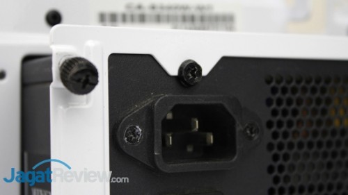 Kunci panel penutup PSU dengan membautnya ke PSU.