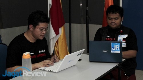 Techno Update Bersama AMD Hadir di Univ. Multimedia Nusantara 3 Alva Jonathan dan Reza Afrian memeriksa materi yang akan dibawakan di sesi live demo teknologi.