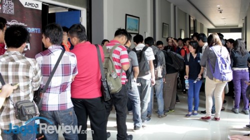 Techno Update Bersama AMD Hadir di Univ. Multimedia Nusantara 4 Peserta Techno Update melakukan pendaftaran ulang di luar arena acara.
