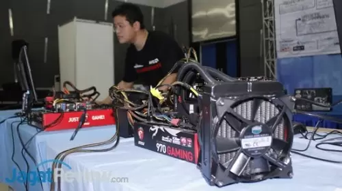 Perkenalan Teknologi Terkini di Techno Update Univ. Multimedia Nusantara 2 Alva bersiap membawakan sesi live demo.