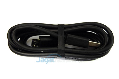 Review Xiaomi Mi3: Smartphone Android Snapdragon 800 Paling Murah 8 Xiaomi Mi3 - Kabel USB