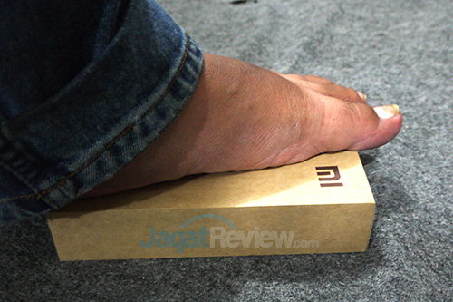 Review Xiaomi Redmi 1s: Smartphone Android Kencang dengan Harga Murah 6 Xiaomi Redmi 1S - Kemasan Diinjek