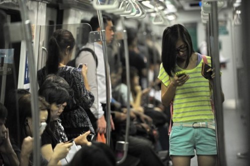 Singapura Menjadi Negara Pengadopsi Smartphone Terbesar Dunia 1 61450a30-f373-11e3-ab3d-f1d0dfcedf35_000_Hkg9763297