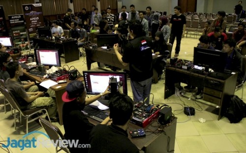 AMD OC Challenge di Univ. Gunadarma Telah Berakhir 1 Suasana di awal lomba dimulai. Tim-tim peserta sibuk mengganti pendingin yang digunakan.