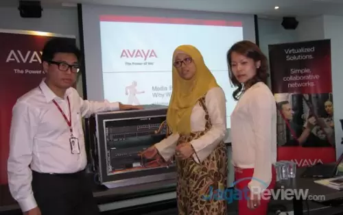 Avaya Fabric Connect Dinobatkan Sebagai Pelopor Networking Berbasis Fabric 1 Kiri-Kanan: Samuel C.M Liu, Avaya Networking Sales Specialist ASEAN; Endang Rachmawati, Country Manager, Avaya Indonesia; Herlinda Xu, Marketing Director Asean, Avaya