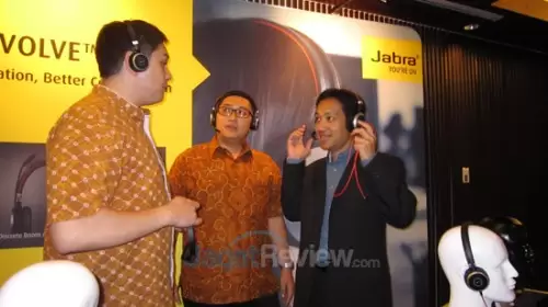 Kiri-Kanan: Ben Samman, Managing Director Jabra ASEAN' Alex Djohan, Channel Sales Manager Jabra Indonesia; Wayne Lee, Head of Product Management Jabra Asia Pacific