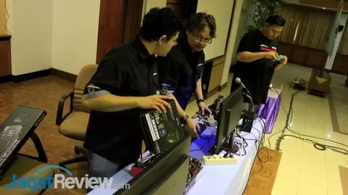 Techno Update Bersama AMD Mengunjungi Univ. Gunadarma 2 Alva dan Bhisma menyiapkan sistem yang akan digunakan untuk live demo.