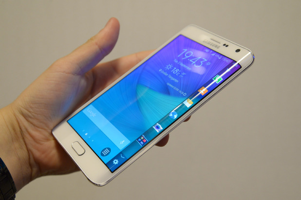 Samsung akan Fokus Menghadirkan Ponsel Berlayar Lengkung 20 samsung bengkok