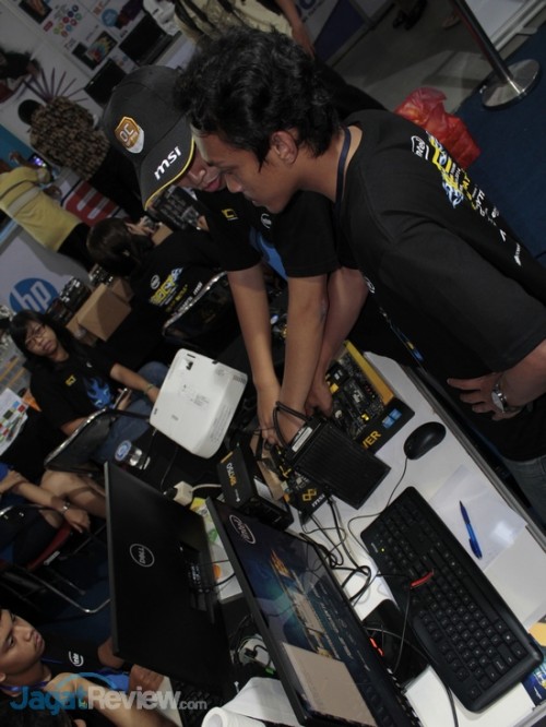 AOCT 2014 The Final Battle: Motherboard Challenge MSI Tengah Berlangsung 3 AOCT 2014 The Final Battle - Day 2 (002)