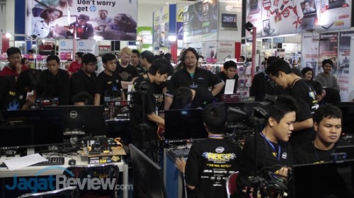 AOCT 2014 The Final Battle: Motherboard Challenge Gigabyte Tengah Berlangsung 3 AOCT 2014 The Final Battle - Day 3 (04)