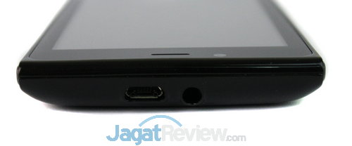 Review SPC S12 Razor: Smartphone Android KitKat 3G Murah dengan Layar IPS 17 Di atas, Anda akan menemukan slot microUSB dan audio jack 3.5mm