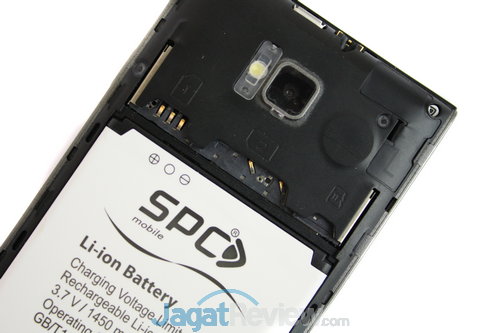 Review SPC S12 Razor: Smartphone Android KitKat 3G Murah dengan Layar IPS 18 Di balik back cover, ada slot dual-SIM dan slot microSD
