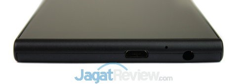 Bagian bawah diisi oleh slot microUSB dan audio jack 3.5mm