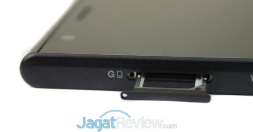 Di sisi sebelah kiri ada slot SIM-card