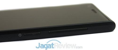 Di sebelah kanan ada tombol power sekaligus lock/unlock dan tombol pengaturan volume