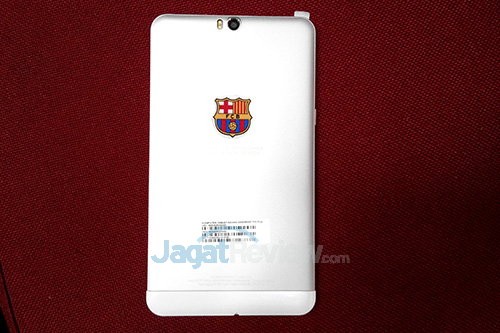 Hands On Tablet Advan Barca Tab 7 inci 3 Advan Barca Tablet - Belakang'