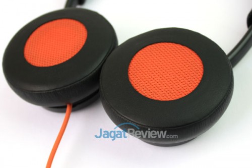 Earpad membal karena dilapisi busa lembut dan kulit yang nyaman 