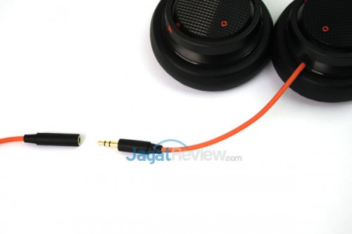 Kabel headphone ini dapat dilepas untuk menjamin keamanan ketika tertarik 