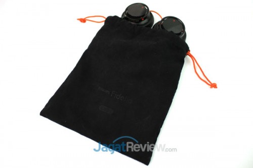 Pouch besar dari kain lembut mampu menyimpan headphone dengan aman 