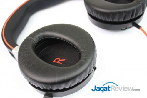 Review Jabra Evolve 80: Ketenangan di Lingkungan Ekstrim 2 Kenyamanan pengguna terjamin baik berkat dukungan earbud yang lembut.