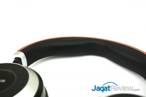 Review Jabra Evolve 80: Ketenangan di Lingkungan Ekstrim 4 Kepala Anda akan dimanjakan dengan headband empuk yang tidak memberikan tekanan berlebih.