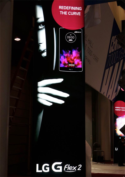 LG Pamer G Flex 2 Lewat Poster di CES 2015 1 Source Image: TheVerge