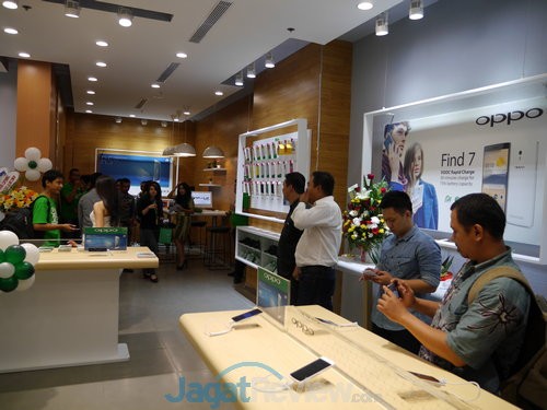 Oppo Store Mall Taman Anggrek Resmi Dibuka 4 Oppo Store Mall Taman Anggrek (1)