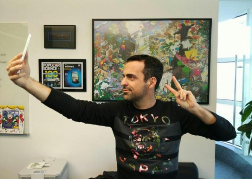 Xiaomi Gelar Kontes Selfie Lewat Forum MIUI 1 Or-copy-the-pose-of-Global-VP-Hugo-Barra