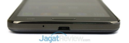 Di bawah, ada slot microUSB