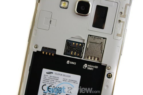 Cover belakang di buka, Anda akan menemukan slot SIM-card 1 dan 2 serta slot microSD