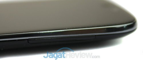 Sisi sebelah kanan terdapat tombol pengaturan volume