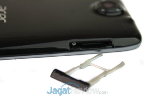 Di sebelah kiri ada slot dual-SIM sekaligus microSD