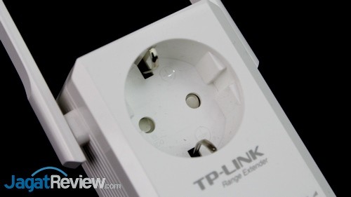 Hands-On Review TP-Link TL-WA860RE: Range Extender Plus Stop Kontak 7 TP-Link TL-WA860RE - 05