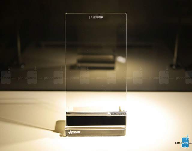 Samsung Pamer Smartphone Transparan di Film Avengers: Age of Ultron 7 samsung transparant phone