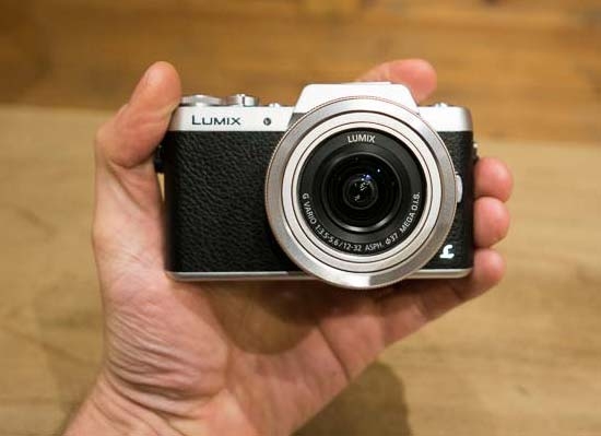 Panasonic Luncurkan Kamera Mirrorless Khusus Selfie 18 GF7