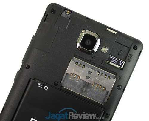 Review Evercoss Elevate Y2: Smartphone Android Octa-Core Lokal Dua Jutaan 15 Cover belakang dibuka, Anda akan menemukan slot dual-SIM dan slot microSD